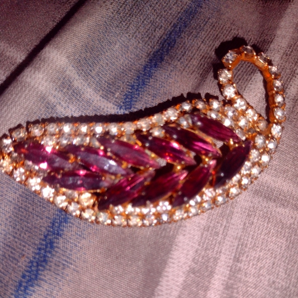 Vintage Leaf Shaped Juliana Or Juliana Style Brooch